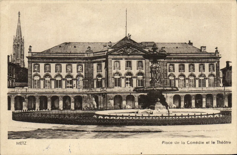 Metz — Place de la Comédie und das Theater — Ansichtskarte - Vorderseite