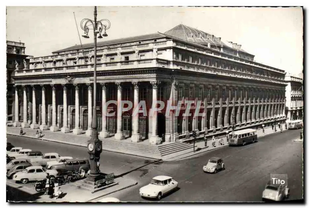 Bordeaux — Das Grand Théâtre, Meisterwerk von Victor Louis, errichtet im 18. Jahrhundert — M. Berjaud, Bordeaux - Vorderseite