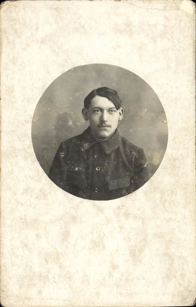 Retrato de um jovem em uniforme — cartão postal sem texto impresso — número de série não visível - Frente