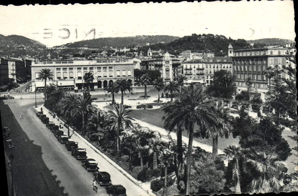 Place Masséna — vue panoramique avec palmiers et bâtiments — éditeur imprimeur non visible - Frente