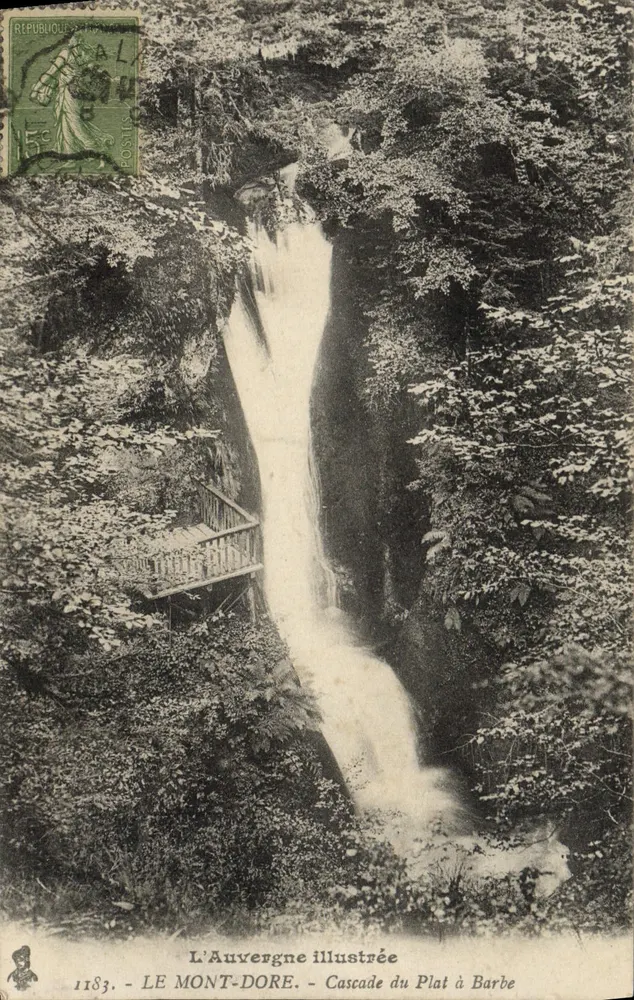 LE MONT-DORÉ — Cascata do Plat à Barbe — L'Auvergne illustrée n°1183 - Frente