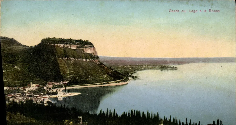 Garda sul Lago e la Rocca — widok jeziora Garda i skały — Fot. G. Negri - Awers