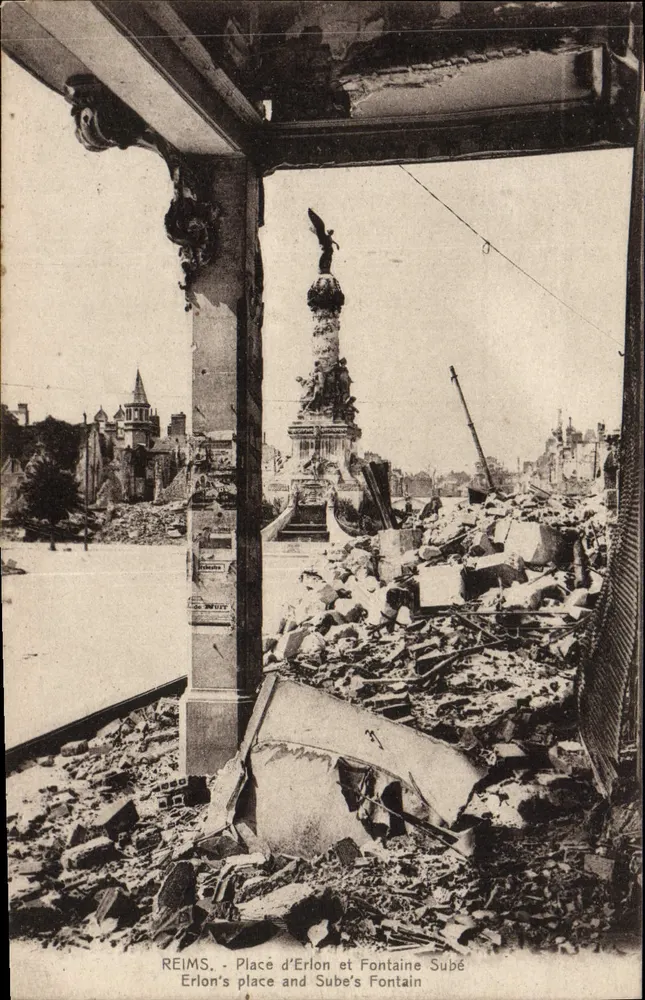 Reims - Place d'Erlon und Fontaine Subé — zerstörte Ansicht — Photo REIMS-Cathédrale - Vorderseite