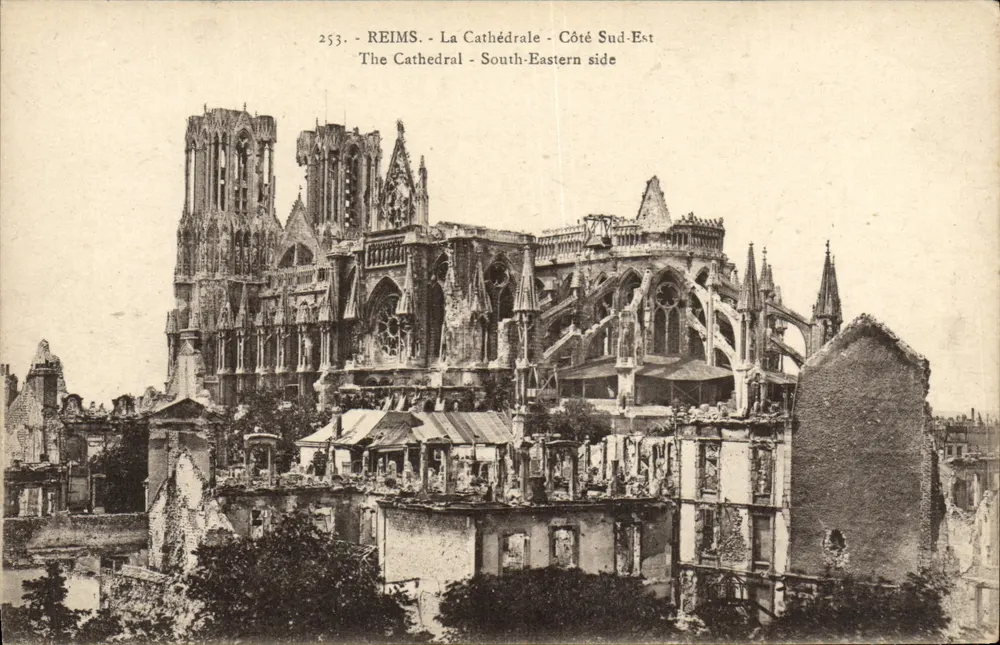 Reims - Die Kathedrale - Südostseite — Ansichtskarte nach den Zerstörungen — Photo Reims-Kathedrale - Vorderseite