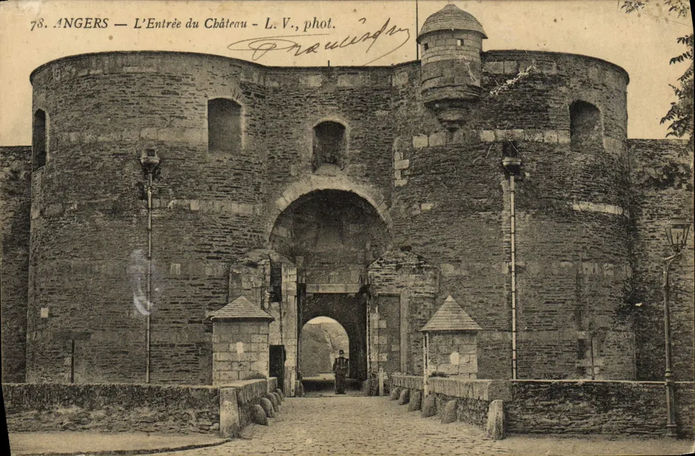 Angers — A Entrada do Castelo — L.V., fot. Prance - Frente