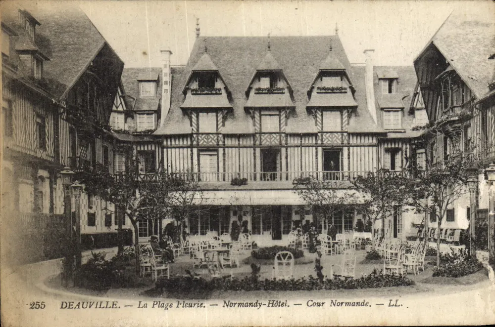 Deauville — Die Blühende Strandpromenade — Normandy-Hôtel — Cour Normande — LL — n°255 - Vorderseite