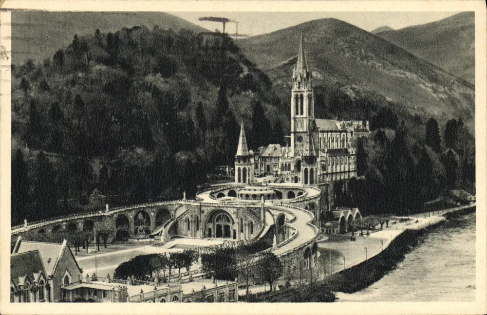 Lourdes — Vista geral da Basílica — Edição P. Doucet, n°32 - Frente