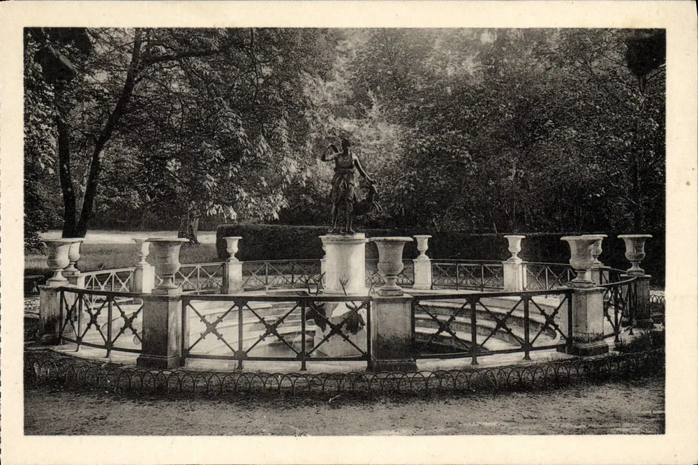 Fontäne von Diana — Schloss Fontainebleau — 45 - Vorderseite