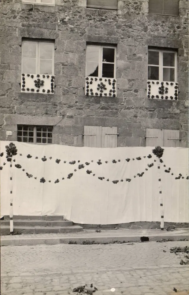 Fest der Heiligen Johannes — Blumendekorationen an der Fassade - Vorderseite