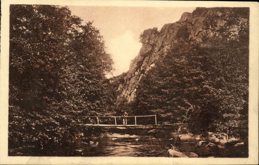 Pont des Gardes — vue du pont enjambant un cours d'eau entre falaises boisées — éditeur CURET-RENAUDOT, IMPRIMÉ SUR LA CARTE - Recto