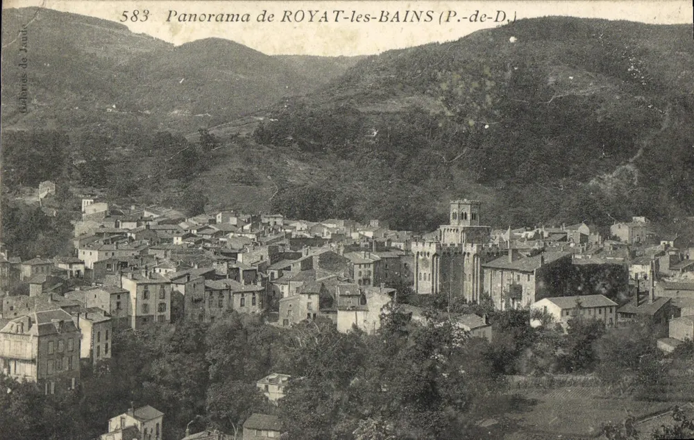 Panorama de ROYAT-LES-BAINS (P.-de-D.) — vista aérea do vilarejo cercado por montanhas — Galeries de Lautré - Frente