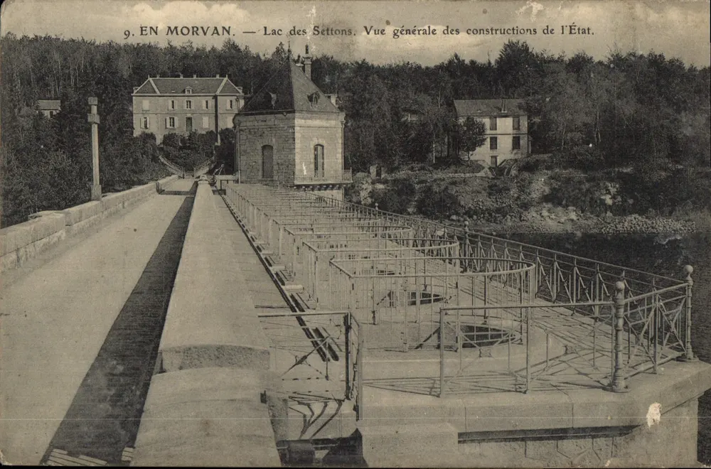 En Morvan — Lac des Settons. Vue générale des constructions de l'État. Éditeur : Cliché E. Catinas, Autun. - Anverso