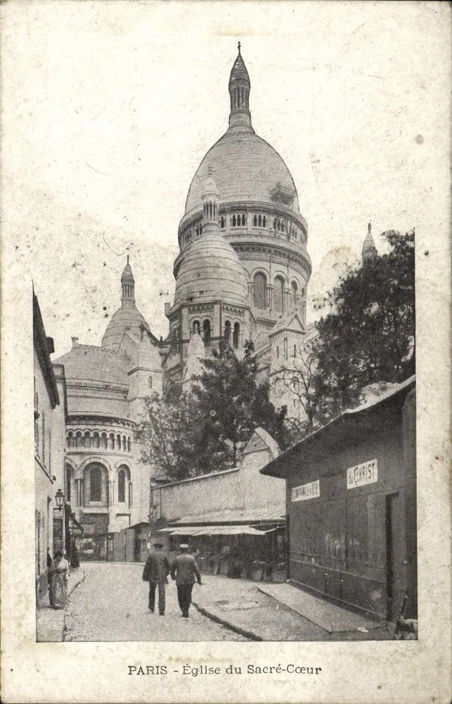PARIS - Kirche des Heiligen Herzens — Blick auf die Basilika von der Rue Montmartre - Vorderseite
