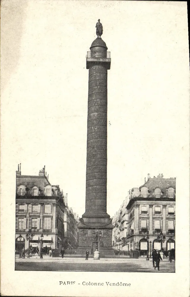 Paris - Coluna Vendôme — vista da coluna monumental com estátua sobrepondo, cercada de edifícios e pedestres — editor não identificado, número de série não visível - Frente
