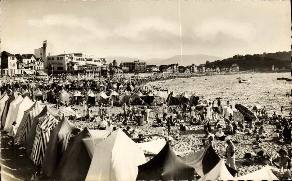 St-Jean-de-Luz - A Praia — vista animada da praia com tendas e banhistas — editor C.A.P. n°131 - Frente
