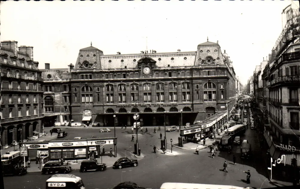 Gare Saint-Lazare — vue de la place avec les hôtels Terminus et Biard — éditeur Paris en Flanant - Vorderseite