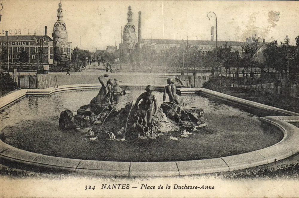 NANTES — Place de la Duchesse-Anne — Verlag: L'Évène-Utile, n° 324 - Vorderseite
