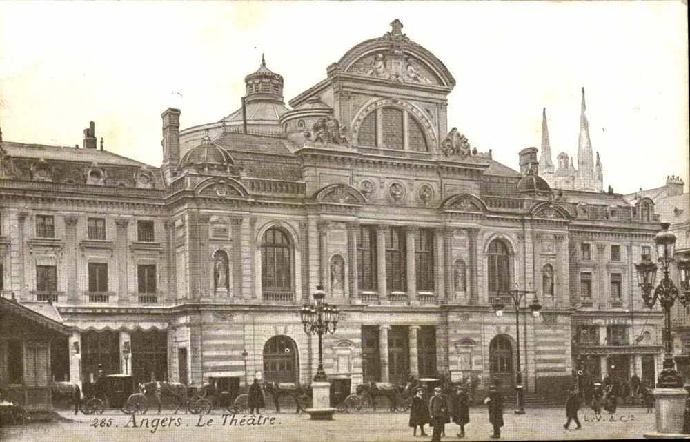 Angers. A vista do Teatro — n° 285 — L.V. & Cie - Frente