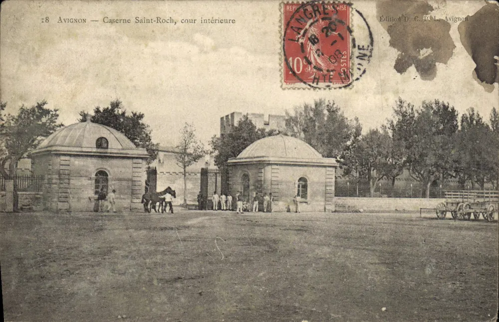 Avignon — Quartel Saint-Roch, pátio interno — Edição D.C.P.L. Avignon, n° 28 - Frente