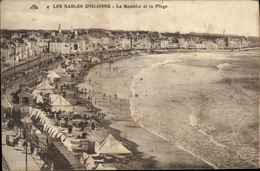 Les Sables d'Olonne — Le Remblai et la Plage — Imprimerie des Arts Photographiques de La Goues - Vorderseite