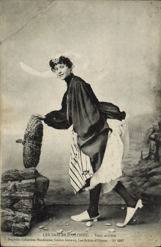 Les Sables-d'Olonne — Femme en costume local près d'un panier — Nouvelle Collection Vendéenne, Lucien Amiaud, Les Sables-d'Olonne, N° 2227 - Frente