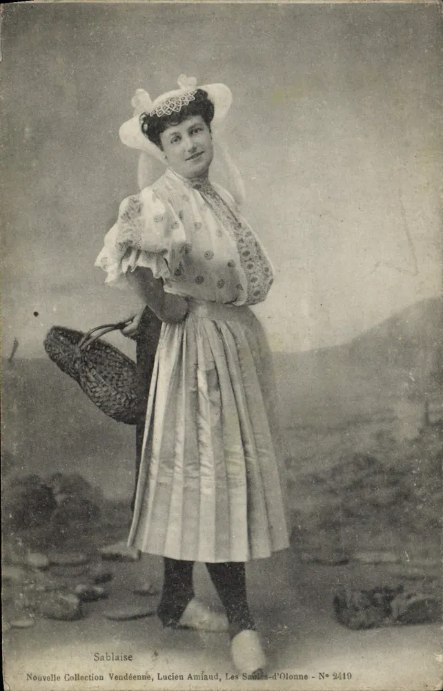 Sablaïse — woman in traditional costume — Lucien Amiaud, Les Sables-d'Olonne, N° 2419 - Front