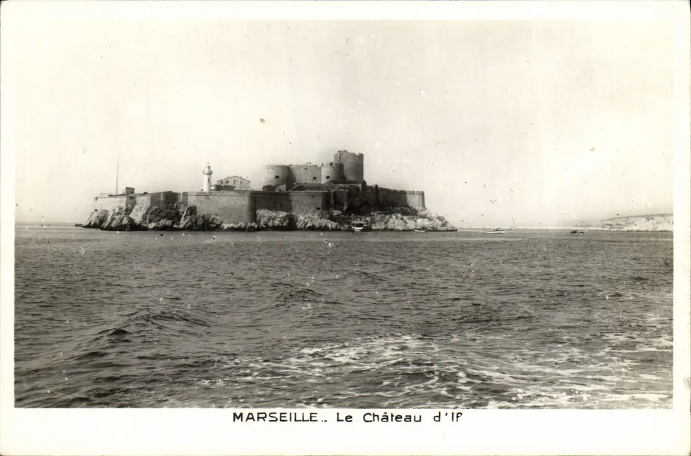 Marseille — O Castelo de If — vista do castelo fortificado na ilha de If com farol e pequenas embarcações — editor A. Tardy, 4, Quai du Port, Marseille - Frente