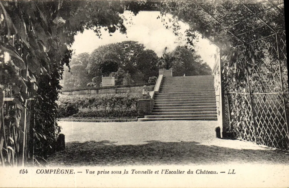 Compiègne — Ansicht unter der Tonnelle und der Treppe des Schlosses — LL - Vorderseite