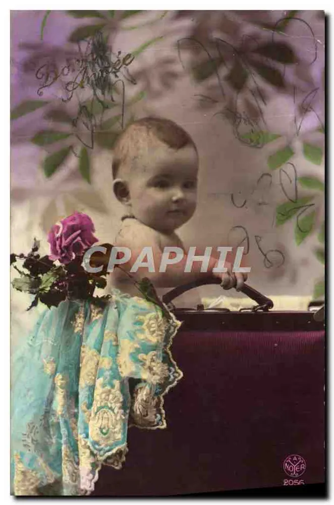 Bébé — assis sur une valise ornée d'une rose et d'un tissu brodé — éditeur RAY NOYER n° 2056 - Frente