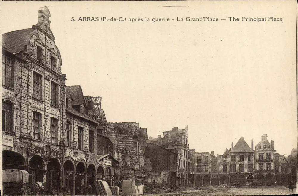 Arras (P.-de-C.) nach dem Krieg — La Grand'Place — Die Hauptplatz - Vorderseite