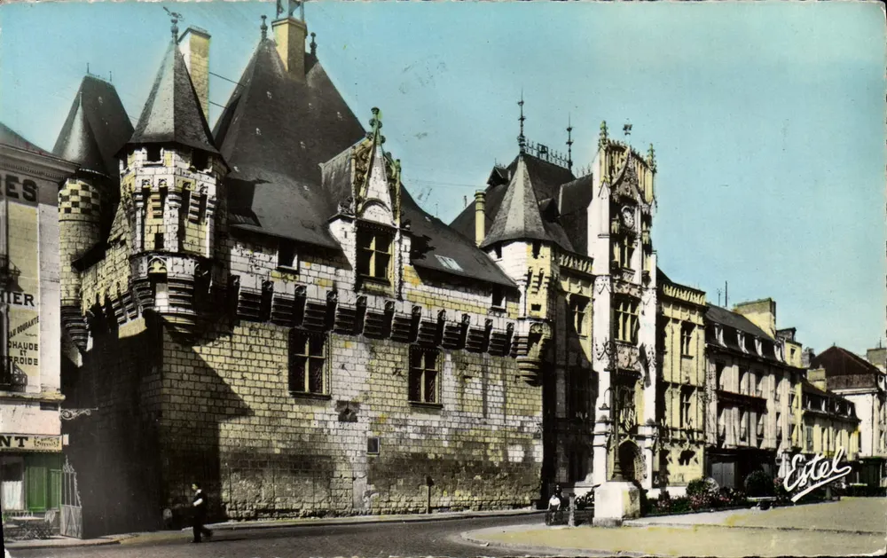 Castelo de Saumur — vista da praça — Estel - Frente