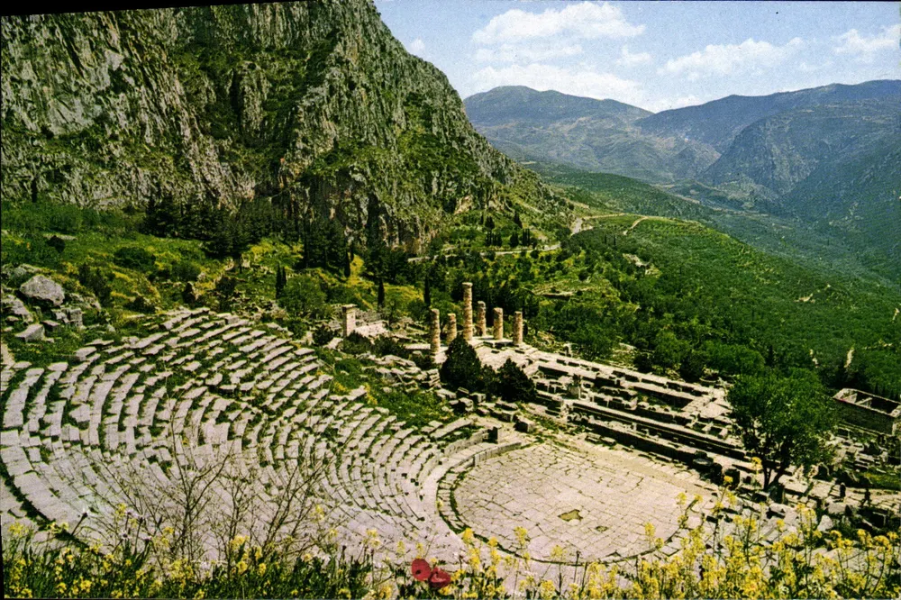 Delphi — Vista del teatro antico e del tempio di Apollo - Recto