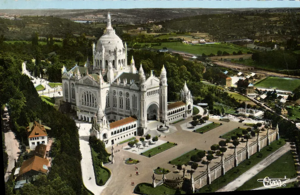 Basílica do Sagrado Coração de Lisieux — vista aérea — Éditions de la Basilique - Frente