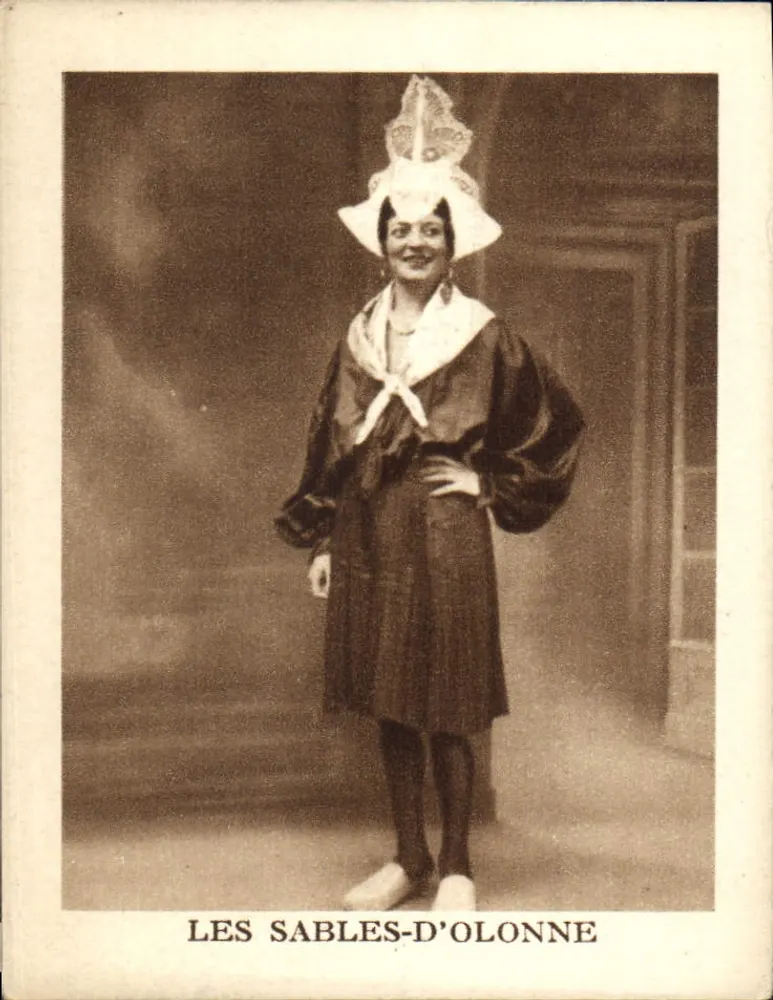 Mujer en traje tradicional — Les Sables-d'Olonne — Foto Astra - Anverso