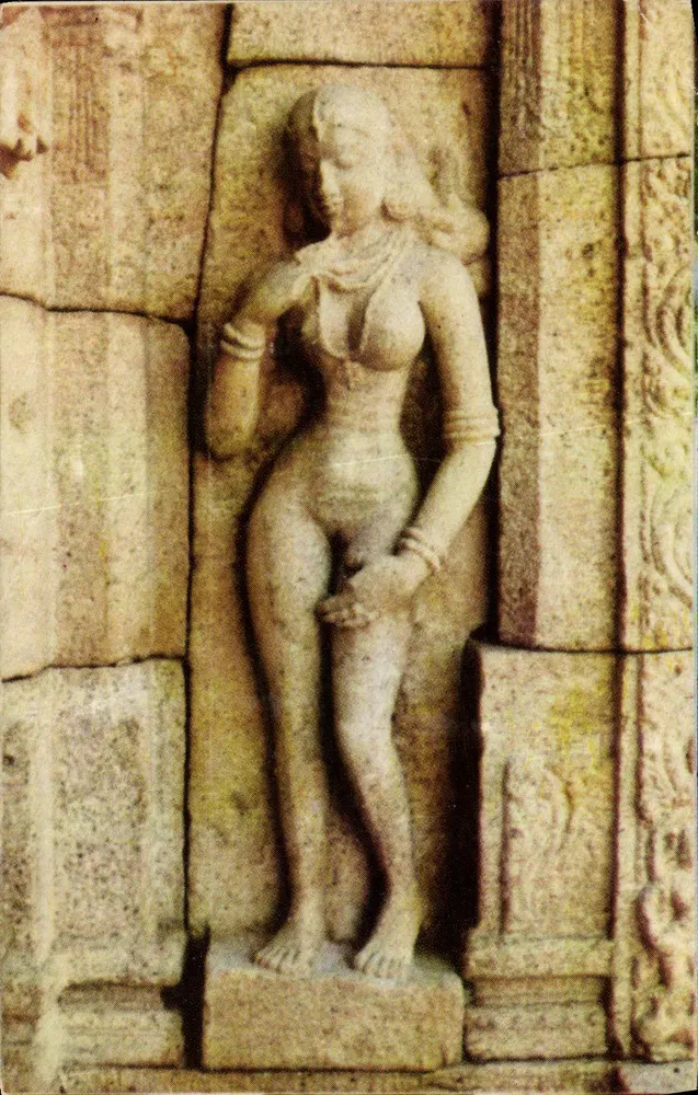 Escultura antiga, Srirangam — detalhe de uma mulher nuá esculturada em relevo — editor não visível - Frente