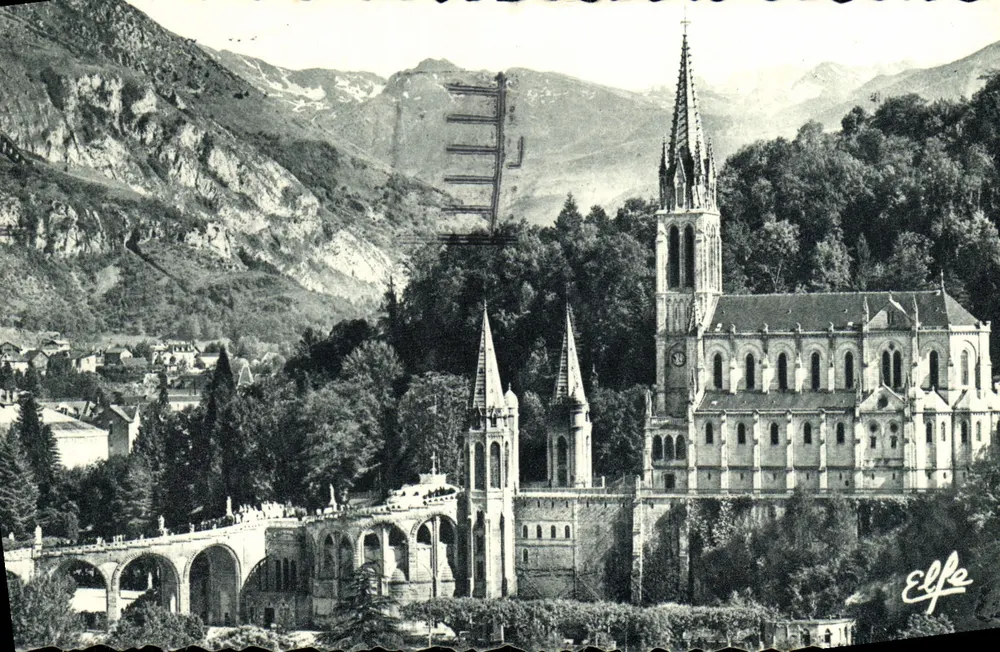 Lourdes — Les rampes et la Basilique avec le pic de l'Ardiden en arrière-plan — Éditions Lourdes - Vorderseite