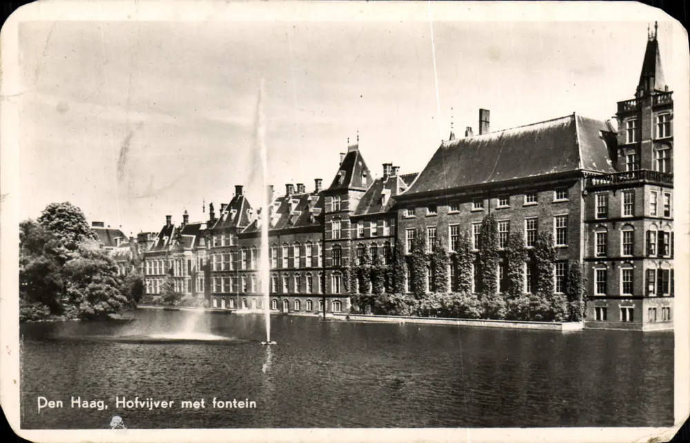 Den Haag, Hofvijver met fontein — vue du palais royal avec fontaine et eau jaillissante, éditeur 'Den Haag, Hofvijver met fontein' imprimé en bas - Frente