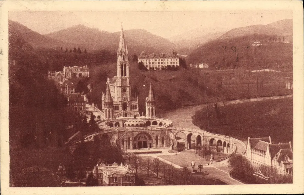 Lourdes — Vista do Castelo-Forte e da Basílica — Ed. P. Deneu - Frente
