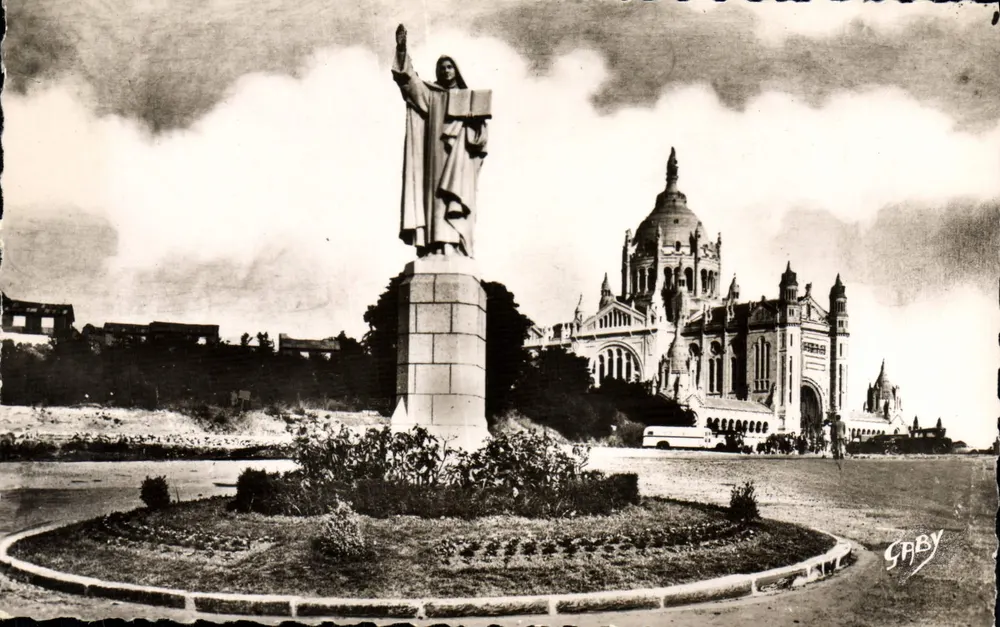 Lisieux (Calvados) — Estátua de Santa Teresinha e a Basílica — Saby - Frente