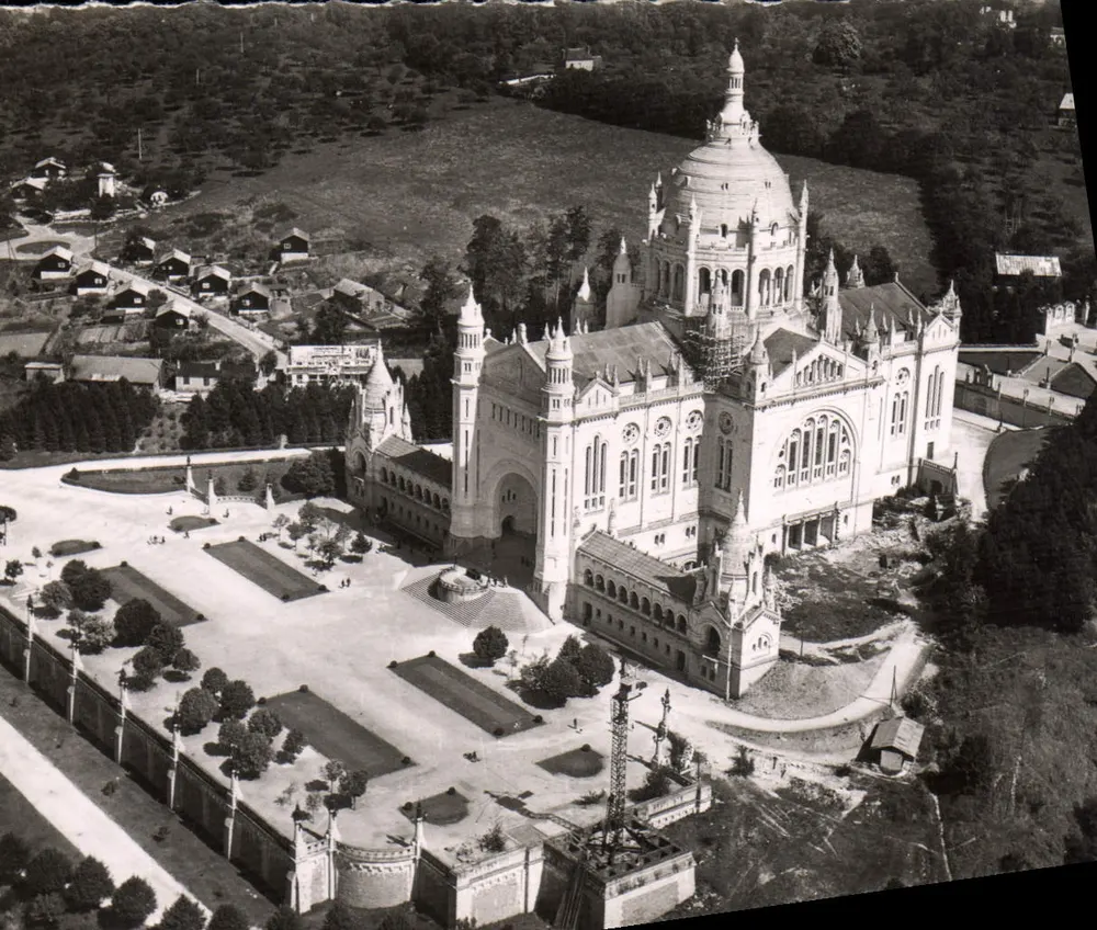 Lisieux (Calvados) — Vista aérea da Basílica — Edições Gaby - Frente