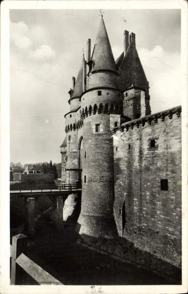Vitré (Il.-st-V.) — Entrada del Castillo y Puente-Levis — Edición de Arte Beinrouze, Caen - Anverso