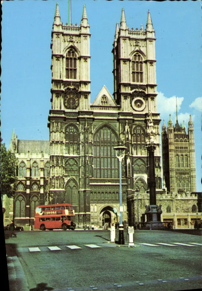 Abadia de Westminster, Londres — vista da fachada com torres e ônibus vermelho — Série Natural Colour, CP PHOTO GREETINGS - Frente