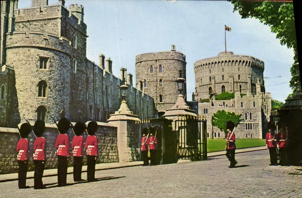 Changing of the Guard, Windsor Castle — Natural Colour Series, W.102 — Photographic Greetings Card Co. Ltd, London - Vorderseite