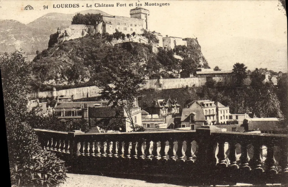 Lourdes — Das befestigte Schloss und die Berge — unbekannter Verlag, n° 94 - Vorderseite