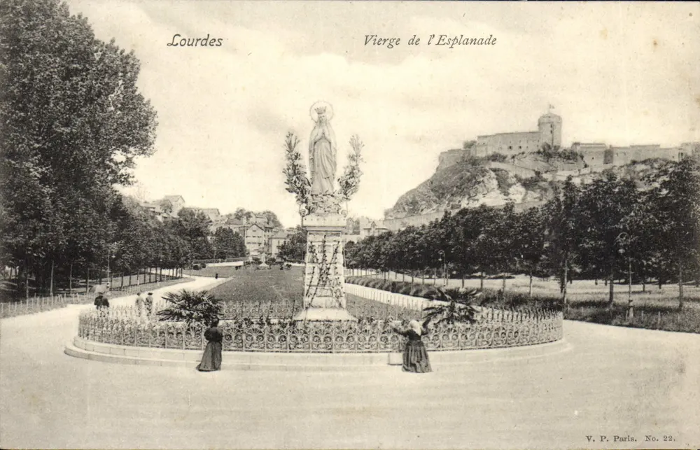 Lourdes — Estátua da Virgem da Esplanada — V.P. Paris, No. 22 - Frente