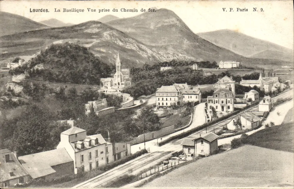 Lourdes. Die Basilika aus der Sicht der Eisenbahn. — V.P. Paris N. 9. - Vorderseite