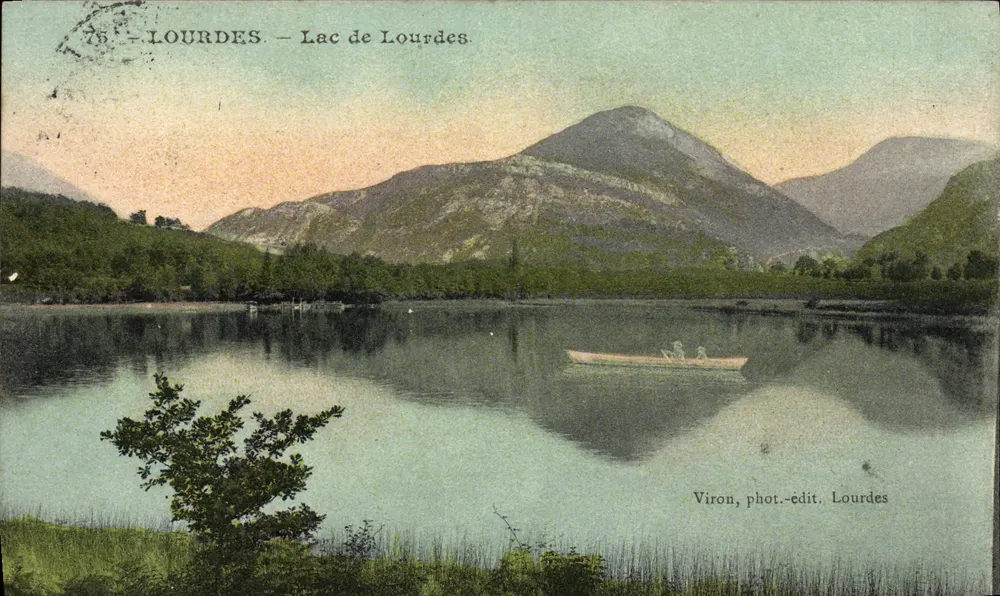 Lago de Lourdes — Vista do lago com montanhas — Viron, fot.-edit. Lourdes - Frente