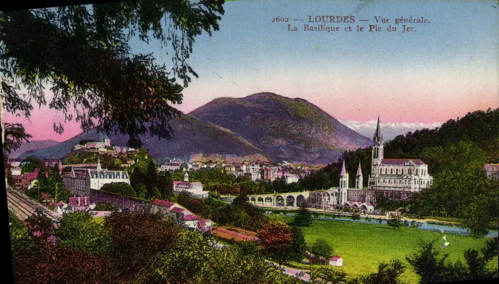 LOURDES — Allgemeiner Blick. Die Basilika und der Pic du Jer. - Vorderseite
