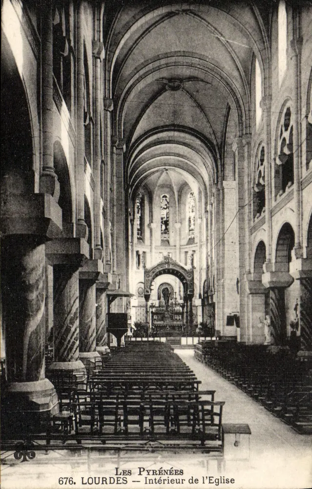 Lourdes — Interior da Igreja — Les Pyrénées, n° 676 - Frente