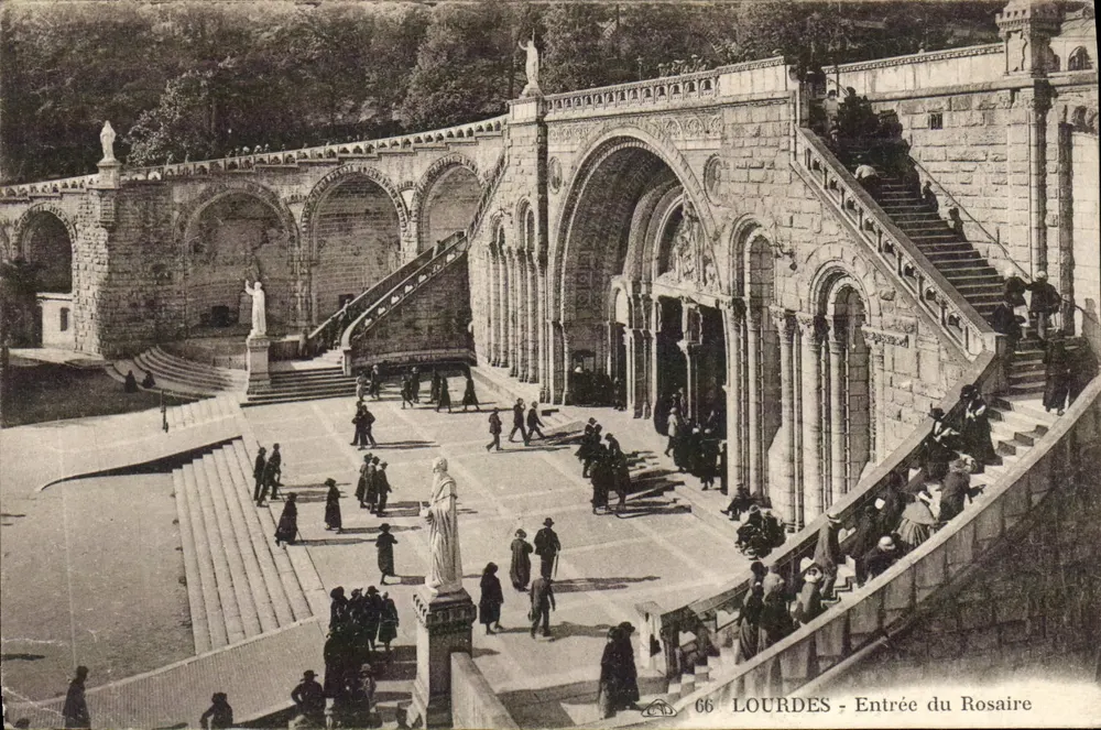 Lourdes - Entrada do Rosário — editor desconhecido, n° 66 - Frente